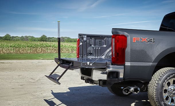 Ford Super Duty equips reverse camera, sensors and features for security and better driving