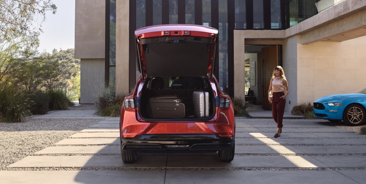 La Tecnología Ford Manos Libres facilita abrir la Puerta Trasera de Mustang Mach-E 2022