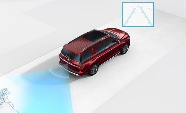 La Cámara de Reversa brinda visibilidad de los objetos detrás de tu vehículo Ford