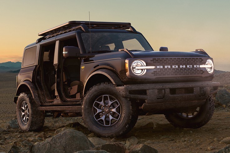 Diseño exterior robusto de Ford Bronco con opciones de techo y puertas removibles