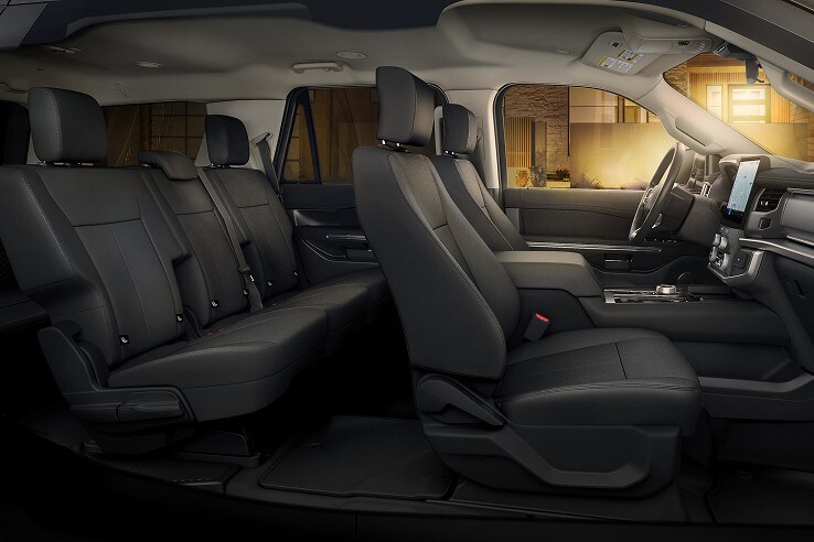 Interior amplio y lujoso de la SUV Ford Expedition con capacidad para 8 pasajeros