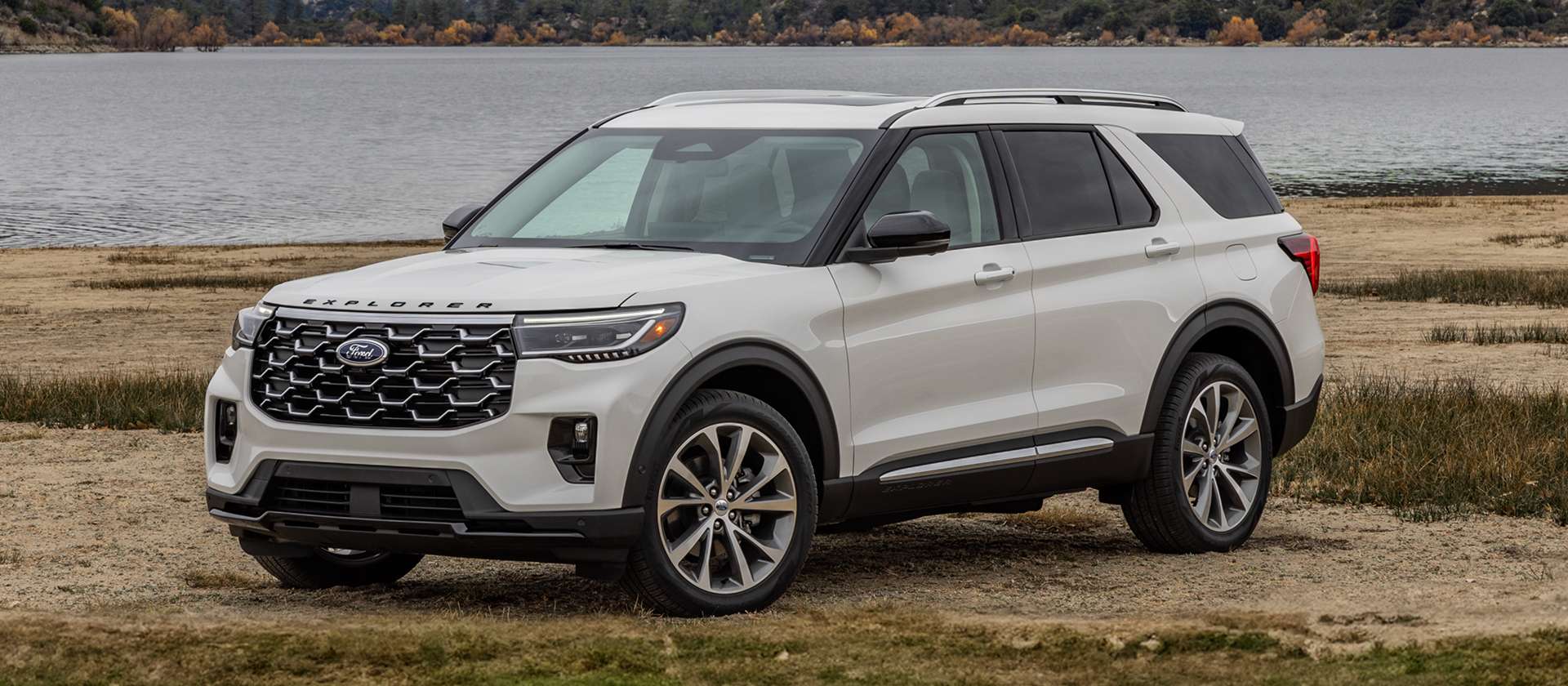 SUV familiar Ford Explorer con amplio espacio interior y tecnología avanzada en Puerto Rico