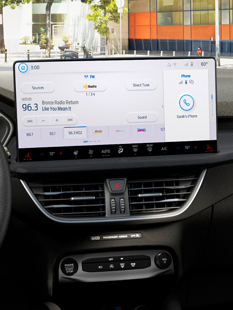 Moderna pantalla tactil de 13.2 pulgadas con sistema de infoentretenimiento SYNC4 en Ford Escape