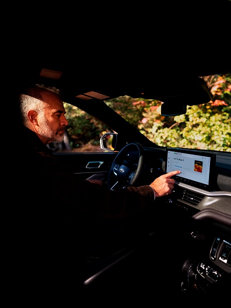 Pantalla táctil con Ford Digital Experience en Ford Explorer 2026, mostrando su avanzada tecnología