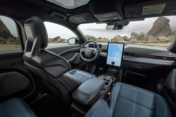 Interior sofisticado y minimalista de Ford Mustang Mach-E 2026 con techo panorámico de cristal