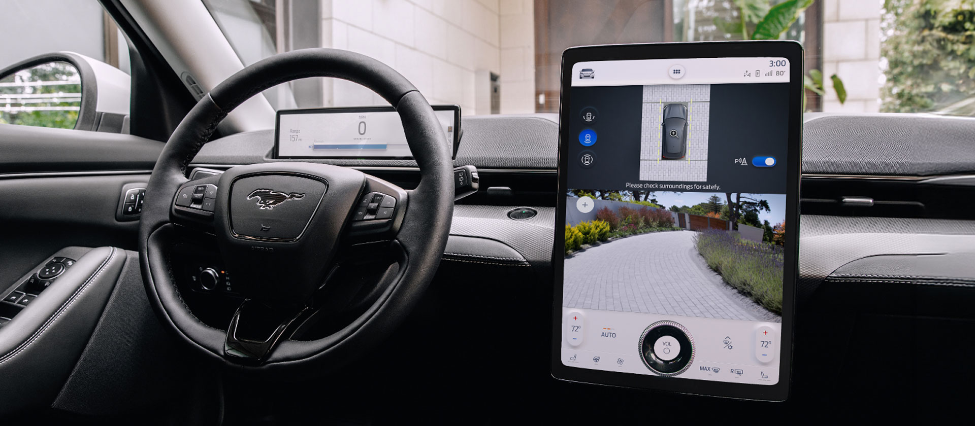 Cámara de 360 grados del Ford Mustang Mach-E 2026, facilitando el estacionamiento