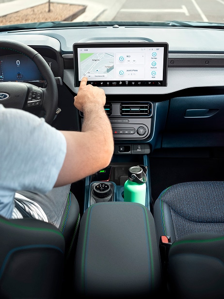 Interior de Ford Maverick 2025 con pantalla táctil de 13.2 pulgadas y sistema SYNC4