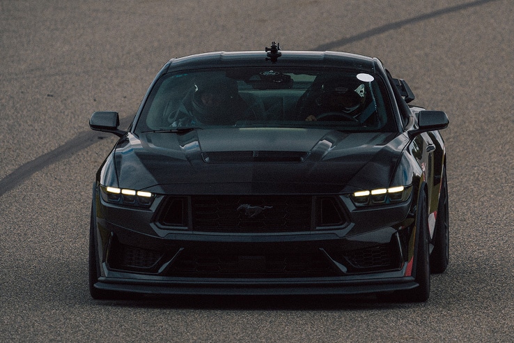 Vehículo deportivo Ford Mustang Dark Horse 2026 con diseño fastback o convertible