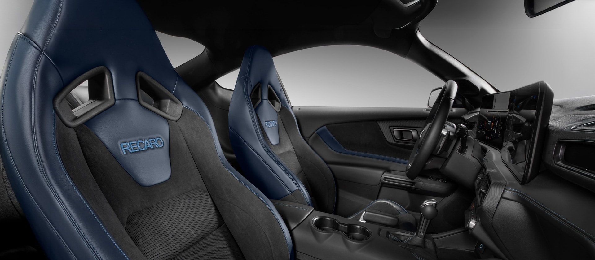 Diseño deportivo del vehículo Ford Mustang Dark Horse 2026 con asientos Recaro