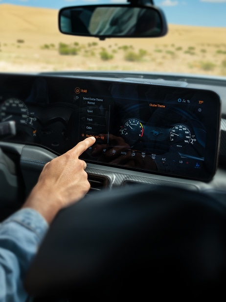 Entretenimiento al máximo con la pantalla curva digital de Ford Mustang Dark Horse 2026