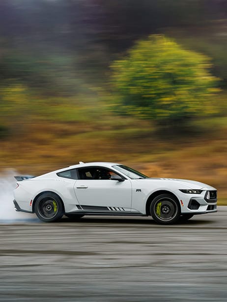 Auto deportivo Ford Mustang 2025, equipado con potente motor V8 para máximo desempeño en la pista