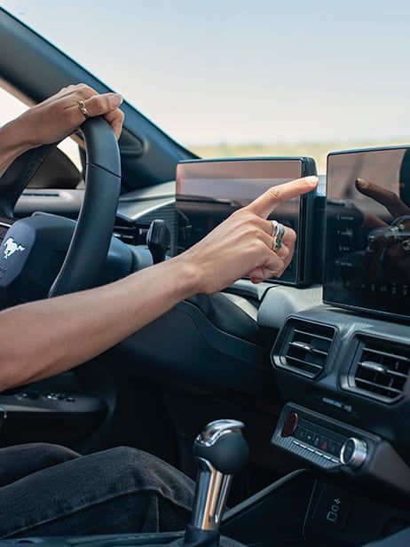 Auto deportivo Ford Mustang 2025 diseño interior centrado en el conductor y tecnología inmersiva