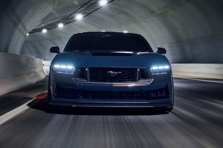 Ford Mustang 2025 en Puerto Rico destacando sus aros deportivos y detalles exteriores