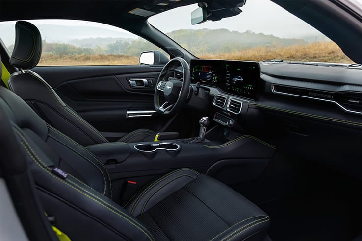 Ford Mustang 2025 en Puerto Rico con diseño exterior aerodinámico para alto desempeño