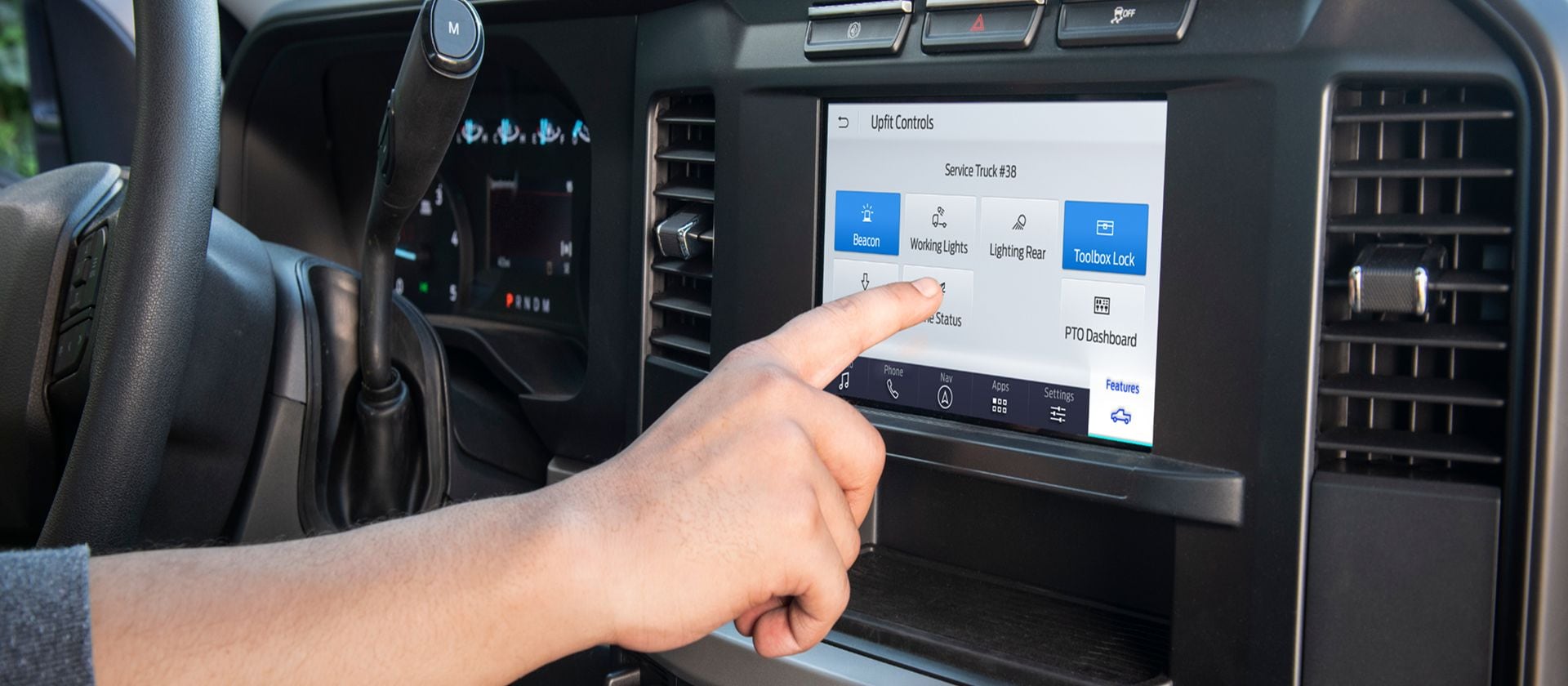 Ford Super Duty F250 2025 diseñada con autoencendido de luces altas para trayectos más seguros