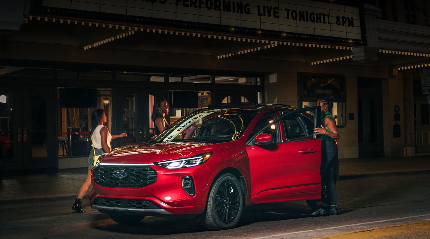 Ford Escape Híbrida ST-Line 2023 equipa una línea de Luz LED en la Parrilla