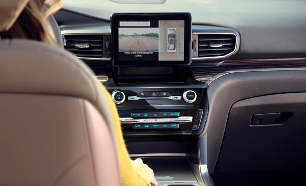 Descubre la Cámara de 360 Grados con Pantalla Dividida equipada en SUV Ford Explorer 2023