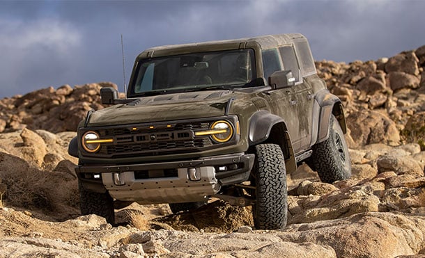 La guagua Ford Bronco Raptor 2025 cuenta con neumáticos para todoterreno
