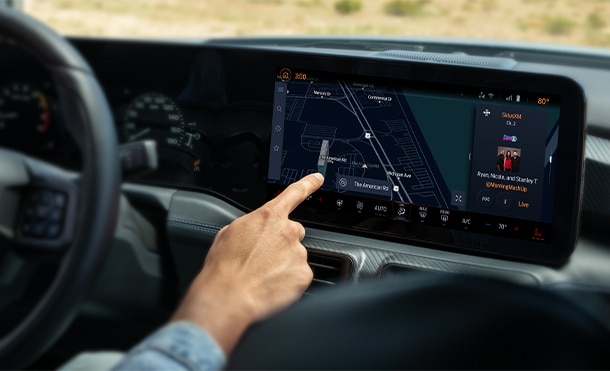 Ford Mustang Dark Horse 2025 tiene pantalla curva con SYNC4 para control de funciones