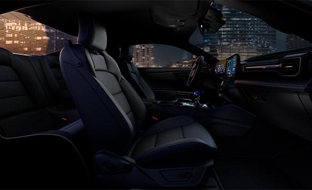 Ford Mustang Dark Horse 2025 cuenta con interiores deportivos y acabados modernos