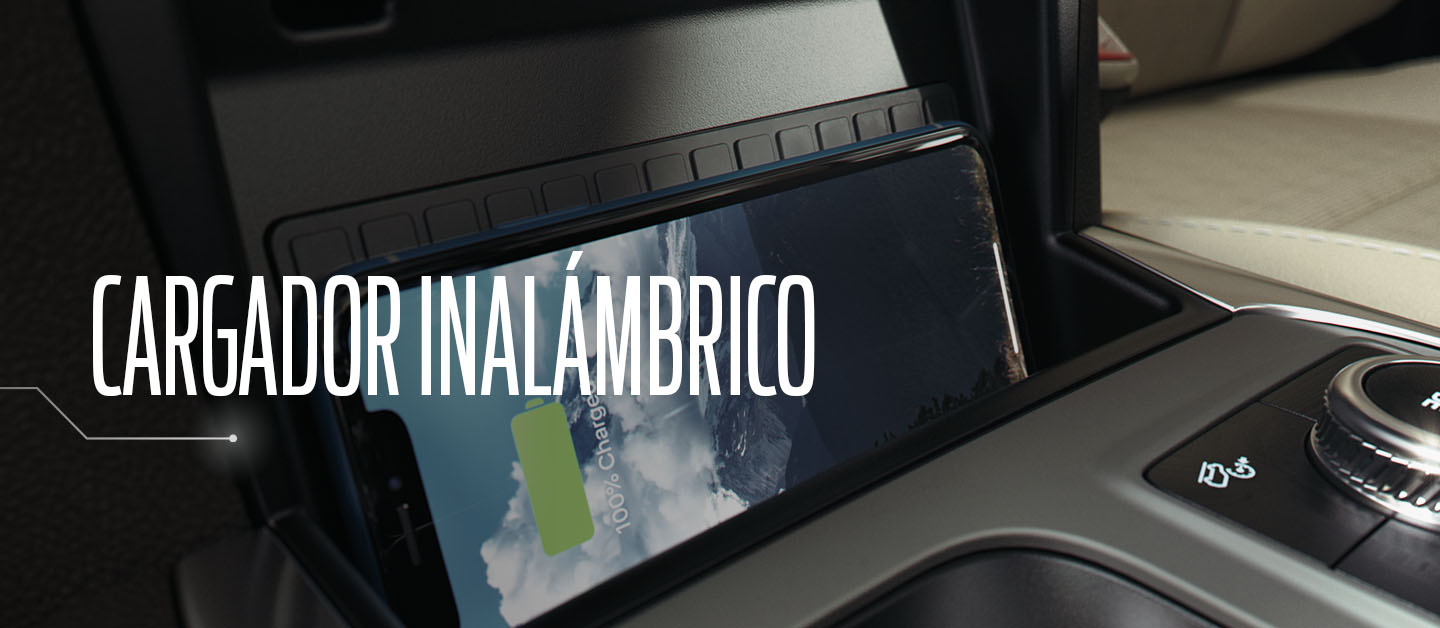 La Base de Carga Inalámbrica Ford te permite mantener tus dispositivos conectados y al día