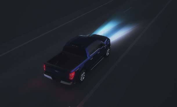 Descubre la Asistencia en Faros Delanteros con Luz Alta Automática equipada en Ford F-150 2024