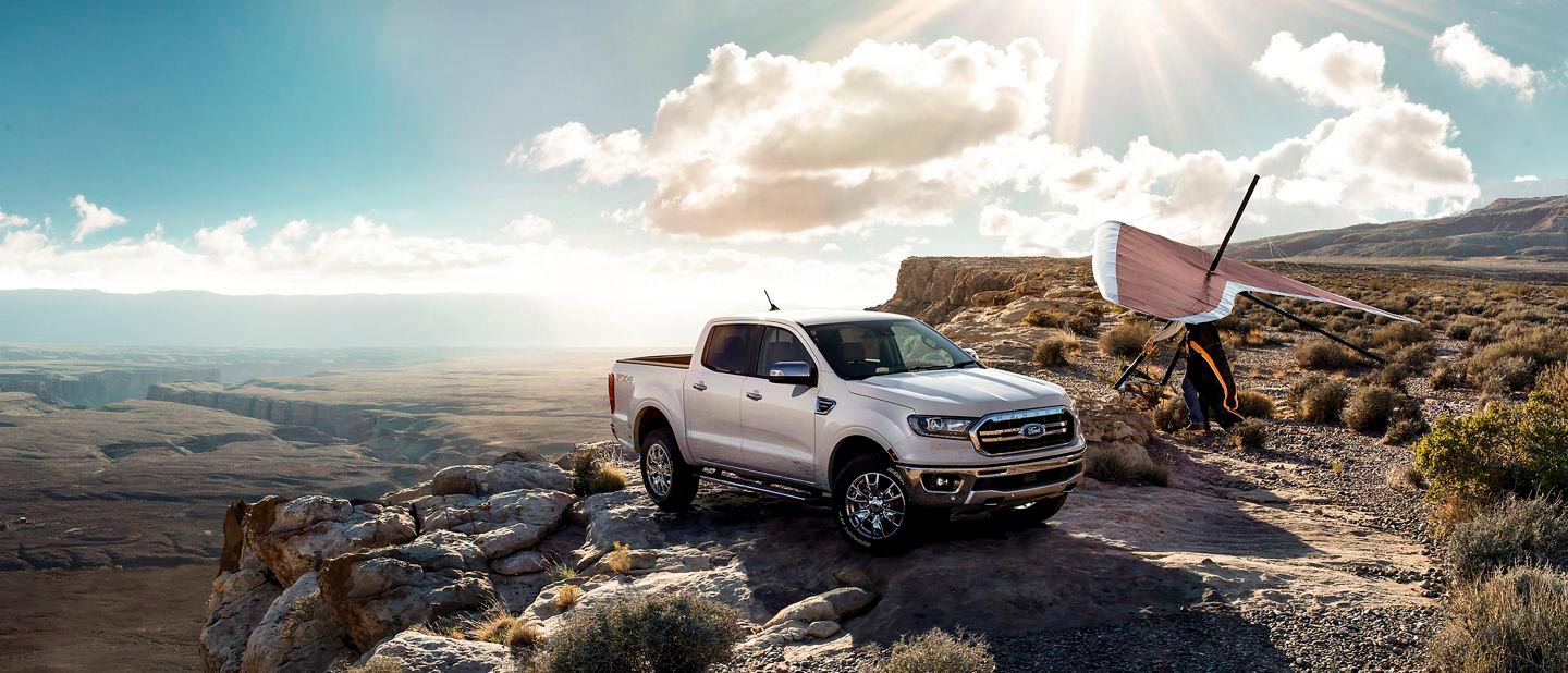 Ford Ranger 2019 color Blue Lighting con rack personalizado para bicicletas subiendo montaña