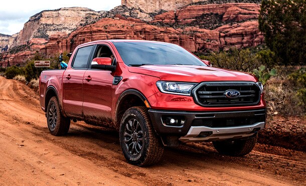Ford Ranger 2019 color Hot Pepper Red 4x4 cambio electrónico de tracción subiendo por montaña.