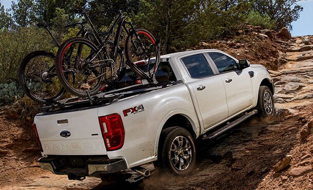 Ford Ranger 2019 color Absolute Black subiendo por camino de tierra